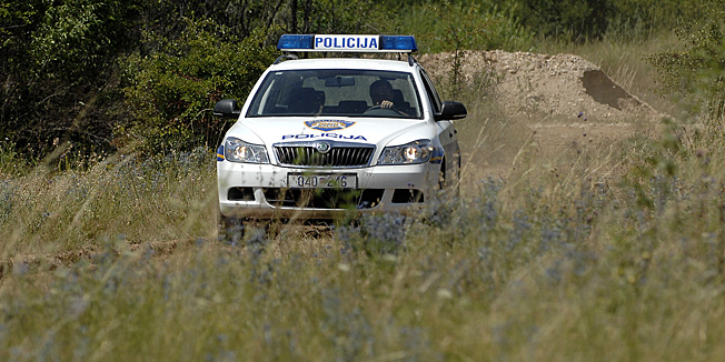 Gospic, 190712.U Pocitelju, u predjelu Medackog djepa 15 km juzno od Gospica jutros je pronadjeno mrtvo tijelo lovca Milana Matica iz Ribnika. Stradao je od eksplozije za sada nepoznate naprave. Policija istrazuje slucaj.Na slici: Policija na mjestu tragedije.Foto: Robert Fajt / CROPIX