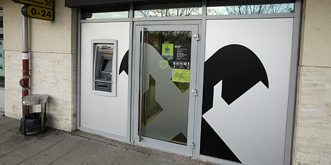 Zagreb, 150114.Danas oko pola dva opljackana je poslovnica Raiffeisen banke u Pakostanskoj ulici pored Jarunske trznice.Foto: Dragan Matic / CROPIX