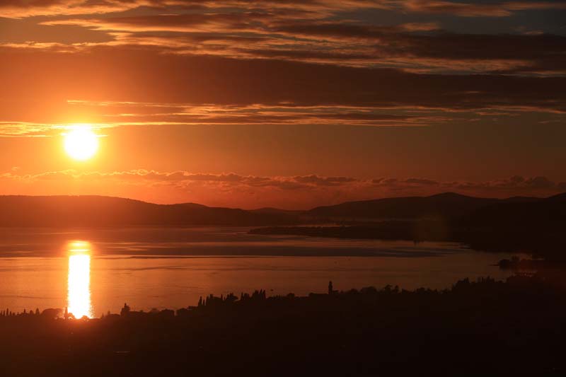 Kastel Kambelovac, 150114. Nakon dolaska stabilnijeg vremena na nebu se danas pokazao prekrasan zalazak sunca.Foto: Zvonimir Barisin / Cropix