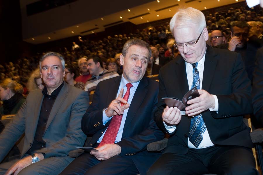 Zagreb, 210114.Avenija grada Vukovara.U koncertnoj dvorani Vatroslav Lisinski odrzana je komemoracija i koncert u spomen na maestra Milana Horvata. Clanovi Zagrebacke filharmonije s kojom je maestro otvorio koncertnu dvoranu prije 40 godina odali su pocast minutom sutnje, a auditorij u kojem su bili i predsjednik Republike Hrvatske Ivo Josipovic i gradonacelnik Milan Bandic, nakon izvedenih skladbi nije pljeskao.Na fotografiji: Darinko Kosor, Milan Bandic, Ivo Josipovic.Foto: Darko Tomas / CROPIX