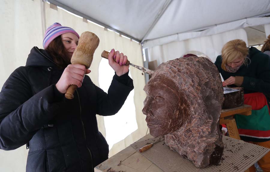 Osijek, 250114U Osijeku odrzan 1. Festival cokolade. Ova kiparska kolonija i festival okuplja 18 mladih umjetnika, od kojih su neki ucenici skole Primijenjene umjetnosti i dizajna u Osijeku te Umjetnicke akademije u Osijeku. Uz to, na koloniji sudjeluje i nekoliko mladih akademskih umjetnika. Kandit je u ovu svrhu ovog projekta donirao oko pola tone cokolade za izradu cokoladnih skulptura. Na fotografiji: Izrada skulptura od cokolade.Foto: Emica Elvedji / Cropix
