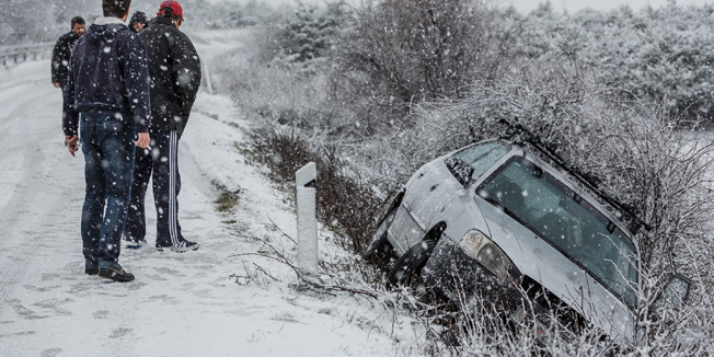 Ljubitovica, 280114.Snijezno nevrijeme danas je zahvatilo Dalmatinsku Zagoru. Na fotografiji: Prometna nesreca zbog losih vremenskih uvjeta.Foto: Zvonimir Barisin / CROPIX