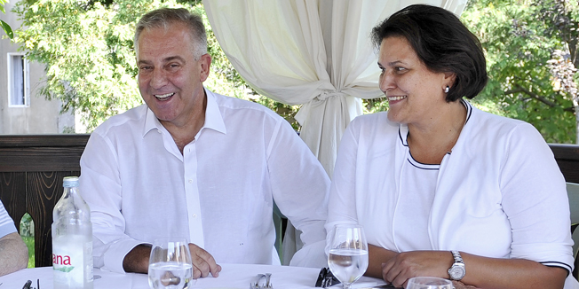 Zagreb, 210809.Bivsi premijer Ivo Sanader u drustvu supruge Mirjane, njihove kceri te supruznika Lustig, snimljeni tijekom zajednickog rucka u restoranu Baltazar (Nova Ves).Foto: Vjekoslav Skledar / CROPIX