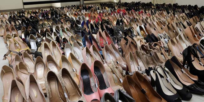 Japanese police display a total of 450 pairs of high-heeled shoes at a police office in Tokyo on January 29, 2014. A man arrested for stealing high-heel shoes from a Tokyo hostess club was found to have a total of 450 purloined pairs when his room was searched, Japanese police said on January 29.    AFP PHOTO / JIJI PRESS / JAPAN OUT