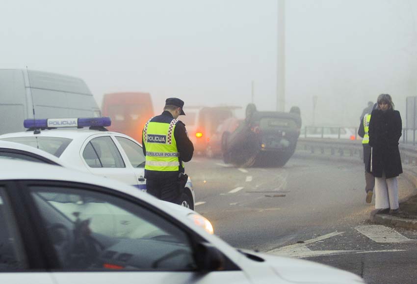 Zagreb, 090114.Na zagrebackom rotoru kod avenije Dubrovnik oko 16 sati dogodila se prometna nesreca u kojoj su se sudarila dva automobila od kojih je jedan, marke Renault Mondo, zavrsio na krovu. U klinicku bolnicu Sveti Duh prevezena je jedna ozlijedjena osoba.Na fotografiji: u tijeku je policijski ocevid.Foto: Damir Krajac / CROPIX