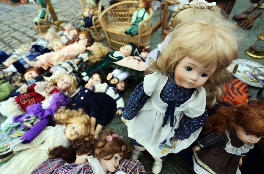 Osijek, 010214I ove prve subote u mjesecu odrzan je tradicionalni Sajam antikviteta u osjeckoj Tvrdji. Nesto manje posjetitelja nego  inace prosetalo je trgom, ali su svi oni i ovoga puta mogli pronaci nesto za sebe iz bogate ponude antikviteta, prakticnih i ukrasnih stvari, knjiga, starih gotovo zaboravljenih drvenih igracaka za djecu te gastro ponude.Foto: Emica Elvedji /Cropix