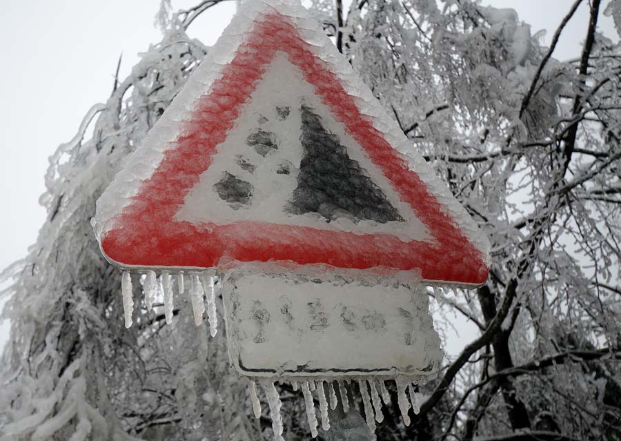 Delnice, 020214.Podrucje Gorskog kotara okovao je led nastao kombinacijom kise i temperature od nekoliko stupnjeva ispod nule. Stanje na autocesti Rijeka - Zagreb bilo je problematicno, a na drzavnoj cesti D-3 te na lokalnim prometnicama gotovo apokalipticno.Na fotografiji: Prometni znak okovan ledom.Foto: Robert Fajt / CROPIX