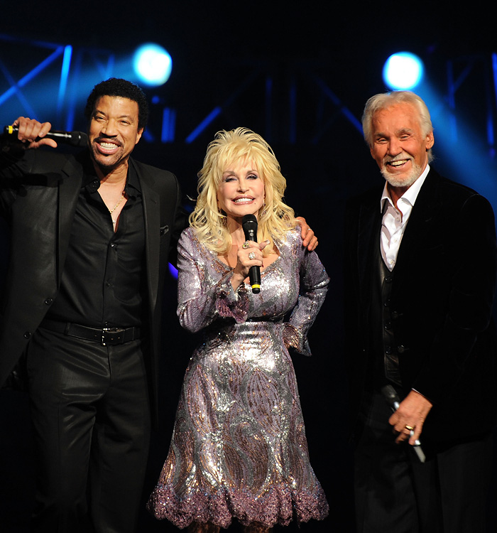 LEDYARD CENTER, CT - APRIL 10: Recording Artists Lionel Richie, Dolly Parton and Honoree Kenny Rogers Perform at Kenny Rogers: The First 50 Years show at the MGM Grand at Foxwoods on April 10, 2010 in Ledyard Center, Connecticut.   Rick Diamond/Getty Images/AFP== FOR NEWSPAPERS, INTERNET, TELCOS & TELEVISION USE ONLY ==