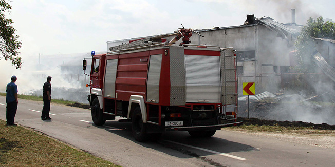 Krizevci, 170611.U eksploziji lijevaonice aluminija u krugu tvornice Celik u Krizevcima dogodila se oko 13:45 eksplozija u kojoj je jedan radnik ozlijedjen.Na slici: Vatrogasci osiguravaju mjesto nesrece.Foto: Marcel Kovacic / Podravski list / Cropix