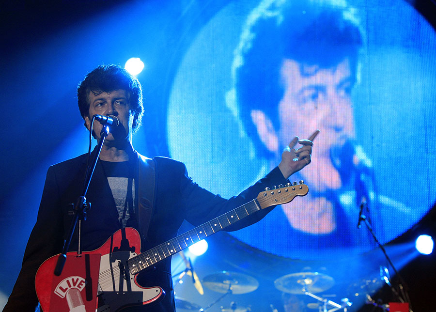 Rijeka, 181211.U Dvorani mladosti na Trsatu Bajaga i Jelena Rozga odrzali su koncert u sklopu turneje Karlovacko Live. Na slici: nastup Bajage.Foto: Tea Cimas / Cropix