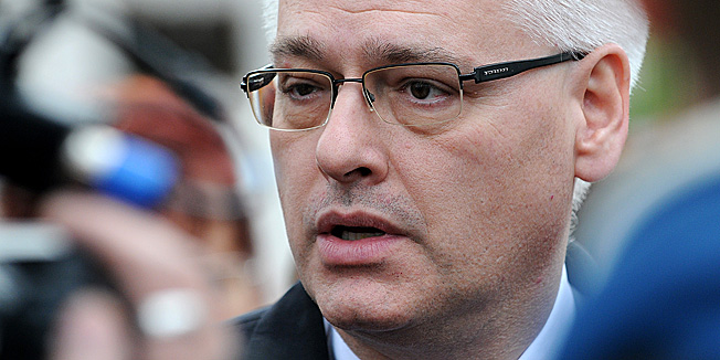 Donji Lapac, 221112.Predsjednik Republike Ivo Josipovic posjetio je Opcinu Donji Lapac s vecinskim srpskim povratnickim stanovnistvom te je saslusao njihove probleme i komentirao aktualna politicka zbivanja u zemlji.Na fotografiji: Ivo Josipovic.Foto: Robert Fajt / CROPIX