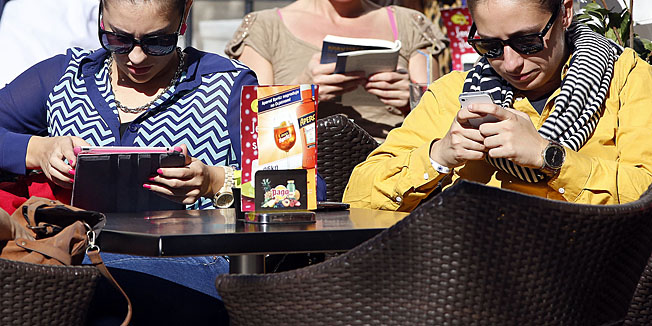 Zagreb, 191012.Trg Petra Preradovica.Sa lijepim vremenom i toplijim temperaturama pune se i terase kafica u centru grada. A na tim terasama zamjetna je sve veca prisutnost 