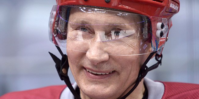 Russian President Vladimir Putin takes part in a hockey game with the stars of Soviet hockey in Sochi on January 4, 2014.  AFP PHOTO / RIA NOVOSTI / ALEXEY NIKOLSKY