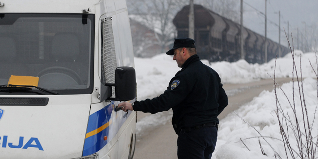 Duga Resa, 040214.Jutros oko 6.55 sati kod pruznog prijelaza u Barilovicima kod Duge Rese teretni vlak je udario i usmrtio nepoznatu osobu. Zeljeznicki promet je u prekidu i vrsi se ocevid.Na fotografiji: Policija na mjestu nesrece.Foto: Robert Fajt / CROPIX