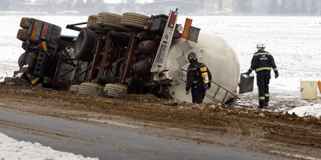 Varazdin, 040214.Na istocnoj obilaznici Varazdina prevrnula se cisterna slovenskih registracija, u prevrtanju dvije su osobe ozlijedjene. Na terenu su vatrogasci koji osiguravaju podrucje od izlijevanja tekucine iz cisterne. Vise detalja biti ce poznato nakon policijskog ocevida.Foto: Zeljko Hajdinjak / Cropix