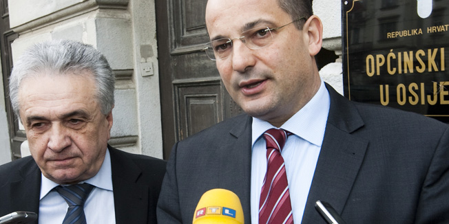 Osijek, 040214.Ministar pravosudja RH Orsat Miljenic na Zupanijskom sudu u Osijeku odrzao je radni sastanak s predsjednikom Zupanijskog suda,svim predsjednicima opcinskih i prekrsajnih sudova s podrucja osjecko-baranjske zupanije.Tema sastanka bila je reorganizacija pravosudnog sustava Republike Hrvatske.Na fotografiji: ministar Orsat Miljenic i predsjednik Zupanijskog suda Anto Rasic nakon sastanka su dali izjavu novinarima.Foto: Vlado Kos / Cropix