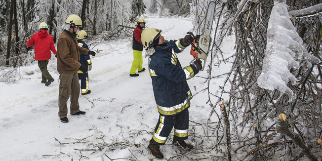 Vrata, 030214Zbog niskih temeperatura u kombinaciji sa obilnim padalinama, stanovnici Vrata u Gorski kotaru su vec danima okovani u ledu. Ekstremne vremenske prilike uzrokovale su zaledjivanje i pucanje brojnih kabela i stupova dalekovoda.Na fotografiji: Vatrogasci raskrcuju prometnicu na cesti  prema Fuzinama.Foto: Davor Zunic / CROPIX