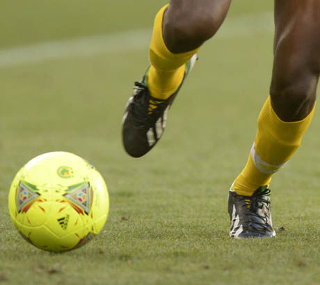 Zimbabwean player Simba Sithole (L) fights off Nigerian player Umar Zango (R) during the 2014 African Nations Championship (CHAN) football match between Zimbabwe and Nigeria for the third and fourth place, in Cape Town on February 1, 2014. AFP PHOTO / ALEXANDER JOE