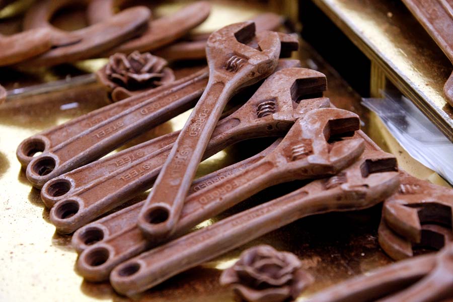 Zagreb, 060214.Trg zrtava fasizma.Festival cokolade nazvan Coffe&Chocofest otvoren je danas u Hrvatskom drustvu likovnih umjetnika. Majstori slastica izradili su razne predmete od cokolade, od stikli do alata i fotoaparata.Na fotografiji: francuski kljuc.Foto: Tomislav Kristo / CROPIX