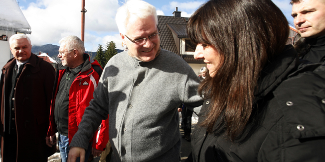 Crni lug, 060214.Predsjednik RH Ivo Josipovic posjetio je goranska mjesta pogodjena elementarnom nepogodom. Nakon obilaska Crnog luga i Gerova u Delnicama se sastao sa predstavnicima kriznog stozera.Na fotografiji: Ivo Josipovic u razgovoru sa stanovnicima Crnog lugaFoto: Tea Cimas / CROPIX