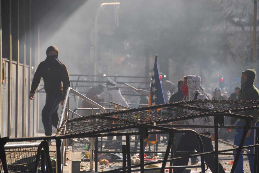 Tuzla, 070214. Gradjani Tuzle treci dan prosvjeduju zbog loseg ekonomskog i socijalnog stanja u zemlji. Zapaljena je zgrada vlade Tuzlanskog kantona.Na fotografiji: prosvjednici pred zgradom Vlade Tuzlanskog kantona.Foto: Ahmet Bajric / CROPIX