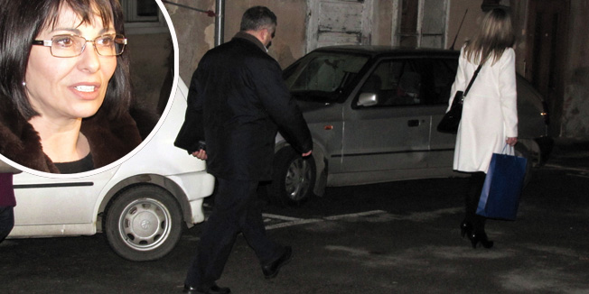  Sisak, 070214.Zgrada Zupanije.Djelatnici kriminalisticke policije PU Sisacko-moslavacke i istrazitelji DORH-a deset su sati, od 9 do 19 sati, pregledavali dokumente, racune, narudzbenice u svezi optuzbi o kriminalu i korupciji koje je protiv zupanice Marine Lovric Merzel izrekla njezina bivsa sefica kabineta Jasmina Jovev. Na fotografiji: istrazitelji policije iznose vrece s dokumentima iz zupanije.Foto: Mate Piskor / CROPIX                              