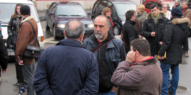 Sisak, 080214.Vise se novinara nego prosvjednika okupilo na preko Facebooka sazvanom prosvjedu pred zgradm Zupanije u 13 sati. Iako je preko tri tisuæe ljudi preko facebooka dalo potporu inicijativi 