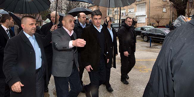 Mostar, BiH, 090214.Hrvatski premijer Zoran Milanovic posjetio Mostar povodom nereda koji su se ovih dana dogodili u Bosni i Hercegovini.Na fotografiji: Zoran Milanovic na ulicama Mostara.Foto: Branimir Boban / CROPIX