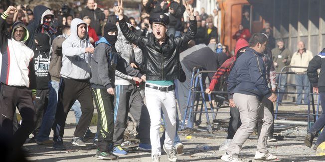 Tuzla, 070214. Gradjani Tuzle treci dan prosvjeduju zbog loseg ekonomskog i socijalnog stanja u zemlji. Zapaljena je zgrada vlade Tuzlanskog kantona.Na fotografiji: prosvjednici u sukobu s policijom pred zgradom Vlade Tuzlanskog kantona.Foto: Zeljko Hajdinjak / CROPIX