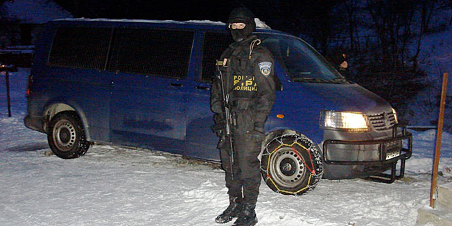 Gornja Maoca, 020210.Jake policijske snage u utorak od ranih jutarnjih sati okruzile su selo Gornja Maoca u okolici Brckog u Bosni i Hercegovini u potrazi za vehabijama, koji su osumnjiceni da ugrozavaju nacionalnu sigurnost te zemlje i njen ustavni poredak. Akcija je nazvana 