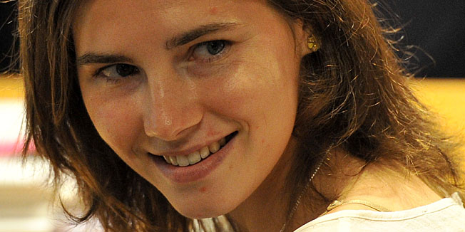 (FILES) This file picture taken on July 25, 2011 shows US Amanda Knox reacting in court before the start of a session of her appeal trial in Perugia's courthouse. An Italian court on January 30, 2014 convicted US Amanda Knox and her former Italian boyfriend Raffaele Sollecito for a second time for the murder of a British student in Perugia in 2007. The court sentenced Knox to 28 years and six months in prison and Sollecito to 25 years.  AFP PHOTO / ALBERTO PIZZOLI