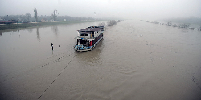 Zagreb, 100214.Most slobode.Zbog kise i topljenja snijega, jutros je povecan vodostaj rijeke Save.Foto: Damir Krajac / CROPIX