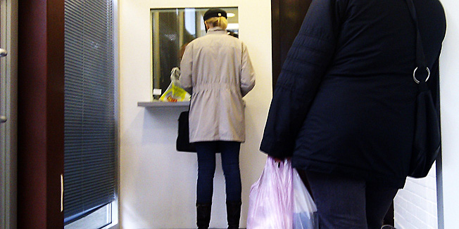 Zagreb, 101111.Porast otkupa lom zlata. Otkupom zlata bave se osim zlatarnica sve vise i mjenjacnice i urari. Otvaraju se posebni lokali iskljucivo za otkup zlata i srebra poput ovog u pasazu Cibone.Foto: Roberto Orlic / CROPIX.