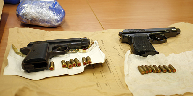 Rijeka, 051113.U zgradi policijske uprave odrzana je izvanredna press konferencija povodom zaplijene vece kolicine droge.Na fotografiji: zaplijenjena droga i pistoljiFoto: Tea Cimas / CROPIX