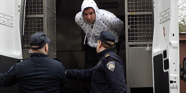 Rijeka, 120214.Pritvorskom nadzorniku danas je privedeno sest Rijecana starosti od 28 do 38 godina, koji se sumnjice za vise kaznenih djela.Oni su 8. veljace u stanu jednog od osumnjicenika zatocili, te verbalno, fizicki i uz prijetnju oruzjem zlostavljali 24-godisnjeg hrvatskog drzavljanina s podrucja Nove Gradiske i tom mu prilikom zadali teske tjelesne ozljede. Sva sestorica prijavljena su drzavnom odvjetnistvu za kaznena djela protupravno oduzimanje slobode i iznuda.Na fotografiji: privodjenje jednog od osumnjicenih Rijecana.Foto: Tea Cimas / CROPIX