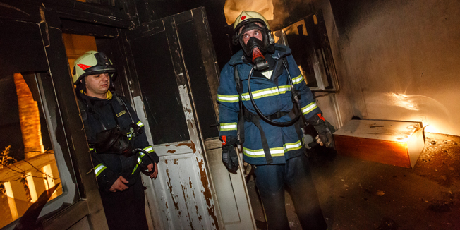 Kastel Stari, 140214. Veceras je doslo do pozara u staroj zgradi Hotela Palace koja je izgradjena 1920.-ih. Nakon privatizacije, hotel je kupila Tulipan grupa koja ga je odlucila prodati. Hotel vec 6 godina stoji zapusten a unatrag mjesec dana vatrogasci su sest puta gasili pozar na istoj lokaciji.Foto: Zvonimir Barisin / CROPIX