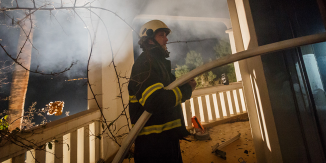 Kastel Stari, 140214. Veceras je doslo do pozara u staroj zgradi Hotela Palace koja je izgradjena 1920.-ih. Nakon privatizacije, hotel je kupila Tulipan grupa koja ga je odlucila prodati. Hotel vec 6 godina stoji zapusten a unatrag mjesec dana vatrogasci su sest puta gasili pozar na istoj lokaciji.Foto: Zvonimir Barisin / CROPIX