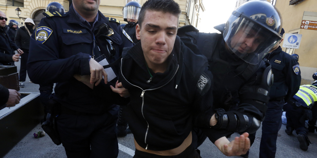 Zagreb, 150214. Nastavak Facebook prosvjeda pod nazivom Otpor sistemu nastavljen je na Gornjem gradu gdje je doslo do fizickog sukoba sa policijom i privodjenjem dijela prosvjednika.Foto: Damjan Tadic / CROPIX