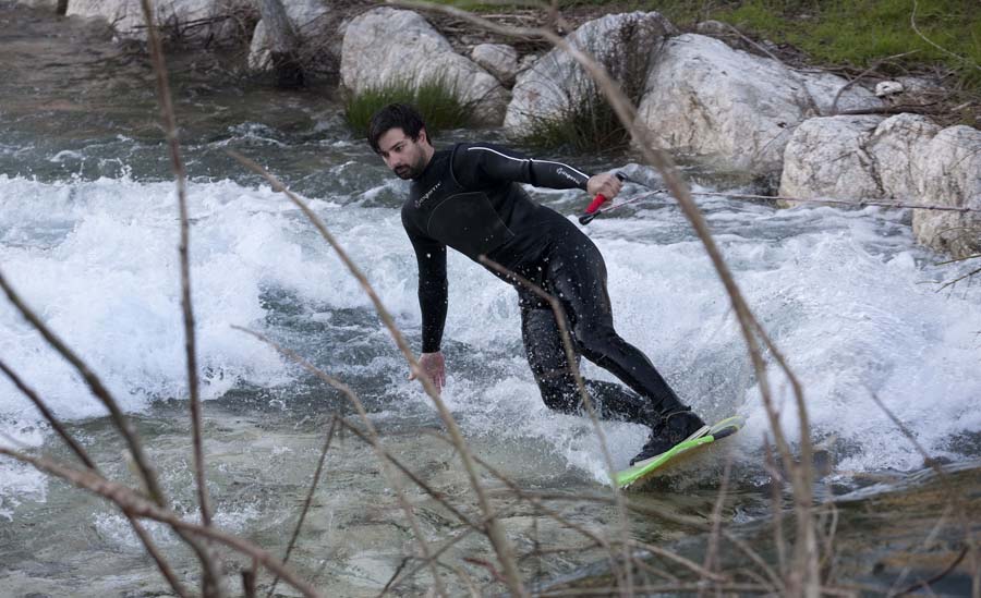 Zrnovnica, 150214.Clanovi skate kluba Kolo iz Splita surfaju na brzacima  nabujale rijeke Zrnovnice kojoj se kao i vecini dalmatinskih rijeka podigao vodostaj zbog nedavnih obilnih kisa. Domisljati clanovi kluba su novonastalu situaciju iskoristili za vrhunsku zabavu.  Foto: Bozidar Vukicevic / CROPIX