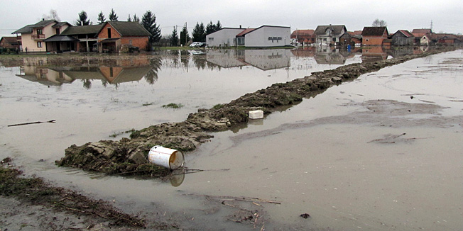 Sisak, 180214.Izvanredne mjere obrane od poplave vrijede na gotovo cjelokupnom podrucju Sisacko-moslavacke zupanije oko rijeka Save, Kupe i Odre, Lonje, te oko Lonjskog, Odranskog i Mokrog polja. I dok Sisak ceka novi vodeni val rijekom Savom iz Zagreba poplavljena su naselja Staro Pracno, Zabno, Sela, Jazvenik . Na fotografiji: izmedju Odranskog polja i mjesta Sela sisacki vodovod i ostale tvrtke izgradile su vise od cetiri kilometra nasipa, koji zaustavlja dotok vode u mjesto.Foto: Mate Piskor / CRIOPIX                                     