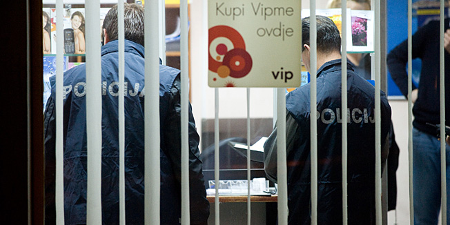 Zagreb, 221113.Nepoznati pocinitelj vatrenim je oruzjem u vecernjim satima opljackao poslovnicu Hrvatske poste na adresi 5. Poljanice 24. Na fotografiji: policijski ocevid u tijeku. Foto: Darko Tomas / CROPIX