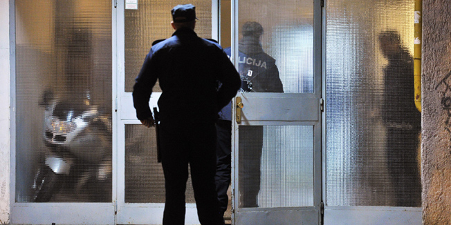 Zagreb, 190214.Policijski ocevid na adresi I Poljanice 11, gdje je doslo do ranjavanja jedne osobe vatrenim oruzjem, nakon cega je prevezena u bolnicu.Foto: Boris Kovacev / CROPIX