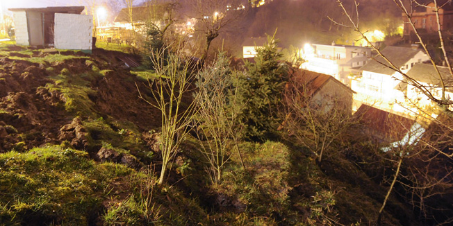 Zagreb, 190214.U ulici Kustosijski vidikovac 9  doslo je do rotacijskog klizanja terena pa kucama koje se nalaze ispod te ulice prijeti zatrpavanje zemljom.Na fotografiji: kliziste i supa koja prijeti kucama.Foto: Damir Krajac / CROPIX