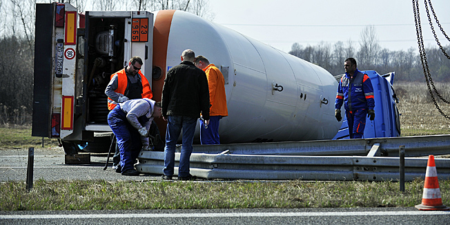 Zagreb, 230311.Prometna nesreca na autocesti Zagreb - Lipovac pored izlaza Rugvica. U nesreci su sudjelovali osobni automobil slovenskih registracija i kamion cisterna.Foto: Boris Kovacev / CROPIX