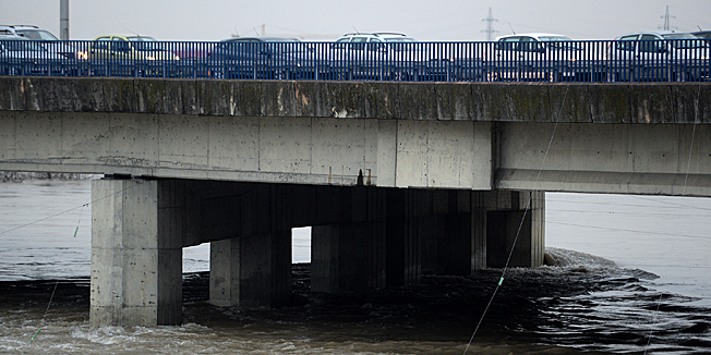 Zagreb, 200214.Savski most.Nabujala rijeka Sava i visok vodostaj  zbog vodenog vala koji u toku danasnjeg dana prolazi kroz Zagreb.Na fotografiji: Detalj Save.Foto: Goran Mehkek / CROPIX