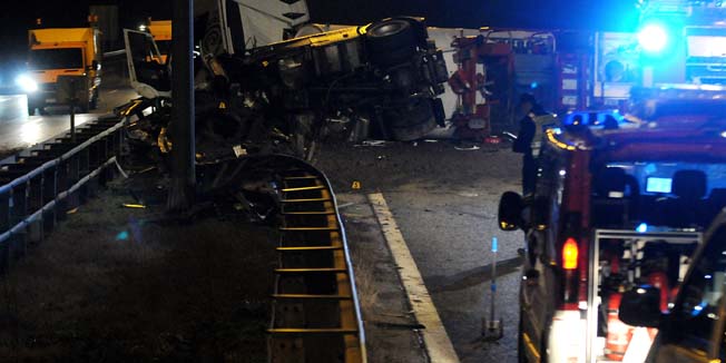 Karlovac, 200214.Na 32. kilometru autoceste A-1 u smjeru Zagreba u blizini odmorista Draganic, cisterna se zabila u ogradu te prevrnula preko obe trake autoceste. Iz nje istjece nafta pa vatrogasci na terenu saniraju mjesto nesrece i osiguravaju da gorivo ne zagadi okolis. Promet autocestom prema Zagrebu je prekinut i odvija se obilazno drzavnom cestom D-1.Foto: Robert Fajt / CROPIX