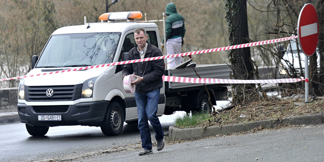 Zagreb, 310313.Zbog obilnih kisa ponovno se aktiviralo kliziste na Aveniji Bolonja. Na dva mjesta veca je kolicina zemlje i drveca pala na prometnicu. Desni je trak u pravcu zapada zatvoren za sav promet, koji se po privremenoj regulaciji u oba smjera odvija donjim ljevim trakom.Foto: Srdjan Vrancic / CROPIX 