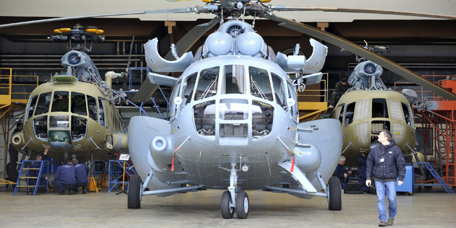 Zagreb, 210214.U Zrakoplovno - tehnickom zavodu izvrsena je primopredaja dva remontirana helikoptera Mi-8 Oruzanim snagama RH. Primopredaju su izvrsili predsjednik Uprave ZTC-a Darko Cigrovski i zapovjednik HRZ i PZO brigadni general Drazen Scuri te predstavnici ukrainskog Zavoda iz Sevastopola.Foto: Bruno Konjevic / CROPIX