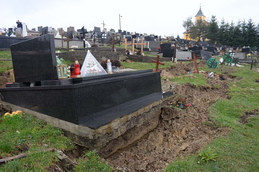 Kravarsko, 220214.Mjesno groblje u Kravarskom.Vjerojatno zbog obilnih kisa aktiviralo se kliziste koje je unitilo 50 grobova. Grobove æe biti potrebno ekshumirati.Foto: Goran Mehkek / CROPIX