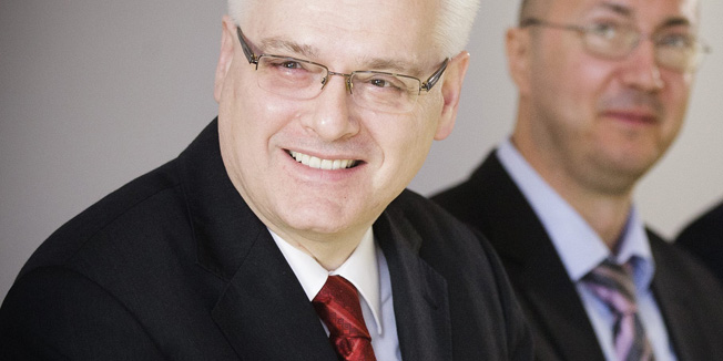 Omis, 230214.Predsjednik RH Ivo Josipovic susreo se sa celnicima Grada Omisa, a potom s Nenom Muniticem, ravnateljem Omis Guitar Festa  i mladim gitaristima.Foto: Ante Cizmic / CROPIX